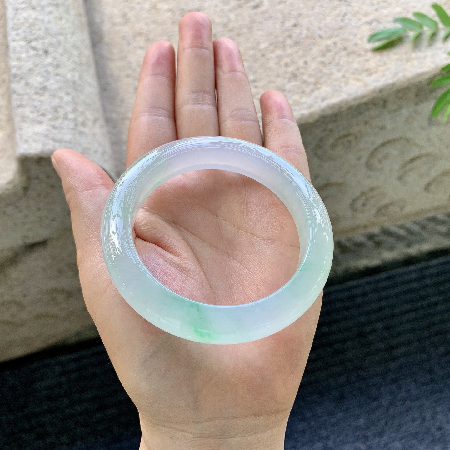 正圈53 54，圈口54.8/11.5/9.3，编码GJ082021，描述：冰糯飘绿，水润，种老，细腻，无裂。