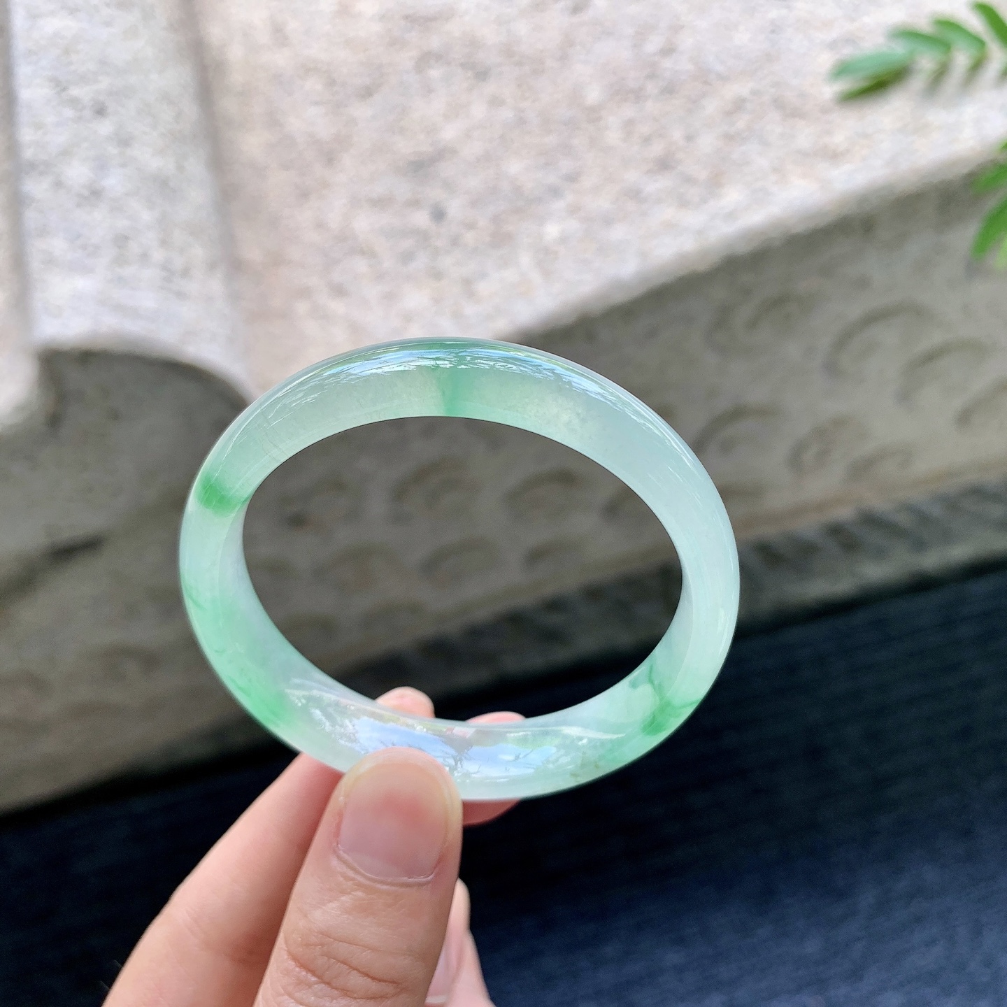 正圈49 50，圈口50.2/11/6.1，编码T082018，描述冰糯飘绿，水润，种老，细腻，打灯有絮线