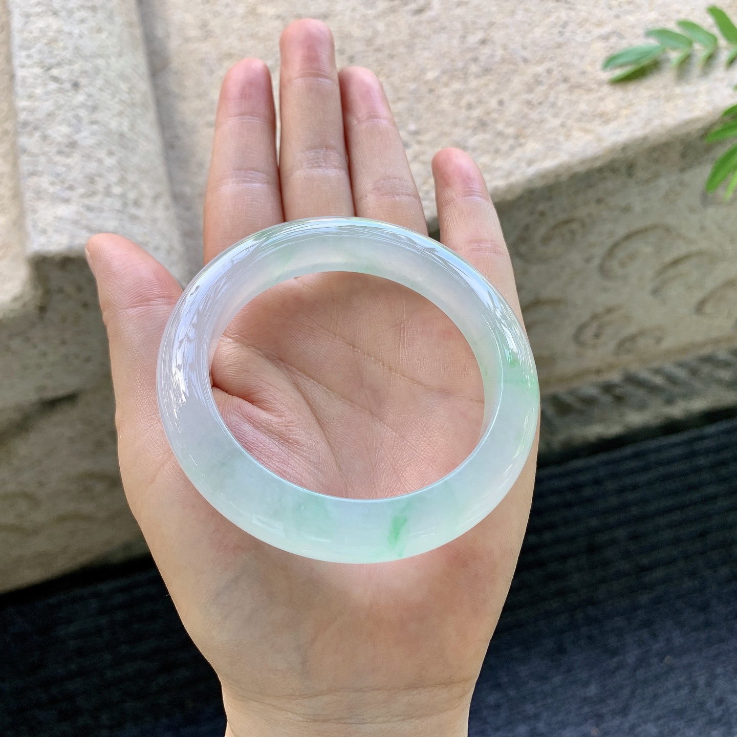 正圈53 54，圈口54.8/11.5/9.3，编码GJ082021，描述：冰糯飘绿，水润，种老，细腻，无裂。