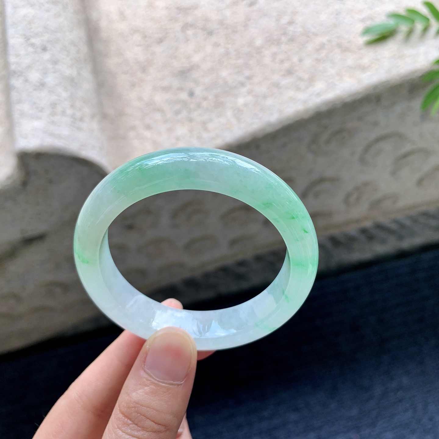 正圈49 50，圈口50.1/12.5/8，编码B2082006，描述糯冰飘绿，水润，种老，细腻，打灯有棉线