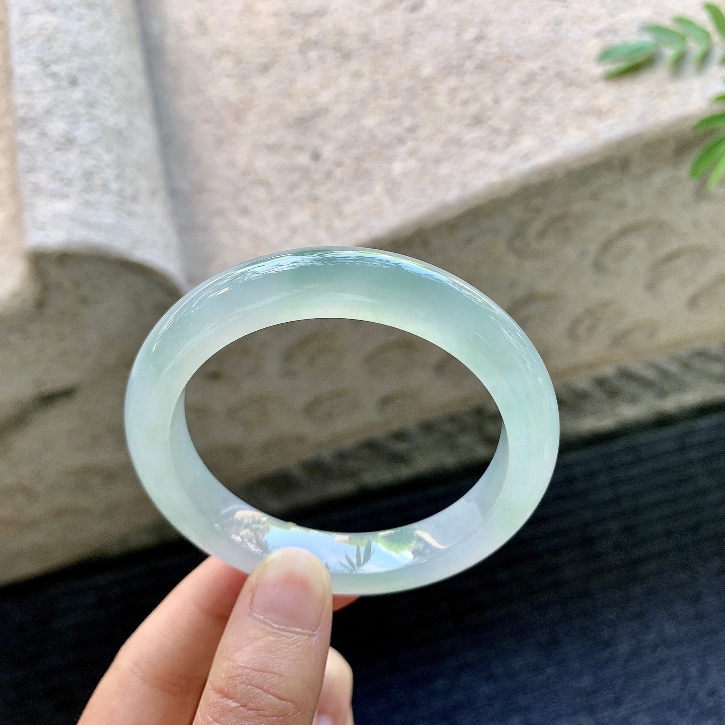 正圈53 54，圈口54.2/11/8.5，编码LH082002，冰糯晴绿，清透，水润，种老，细腻，无裂。