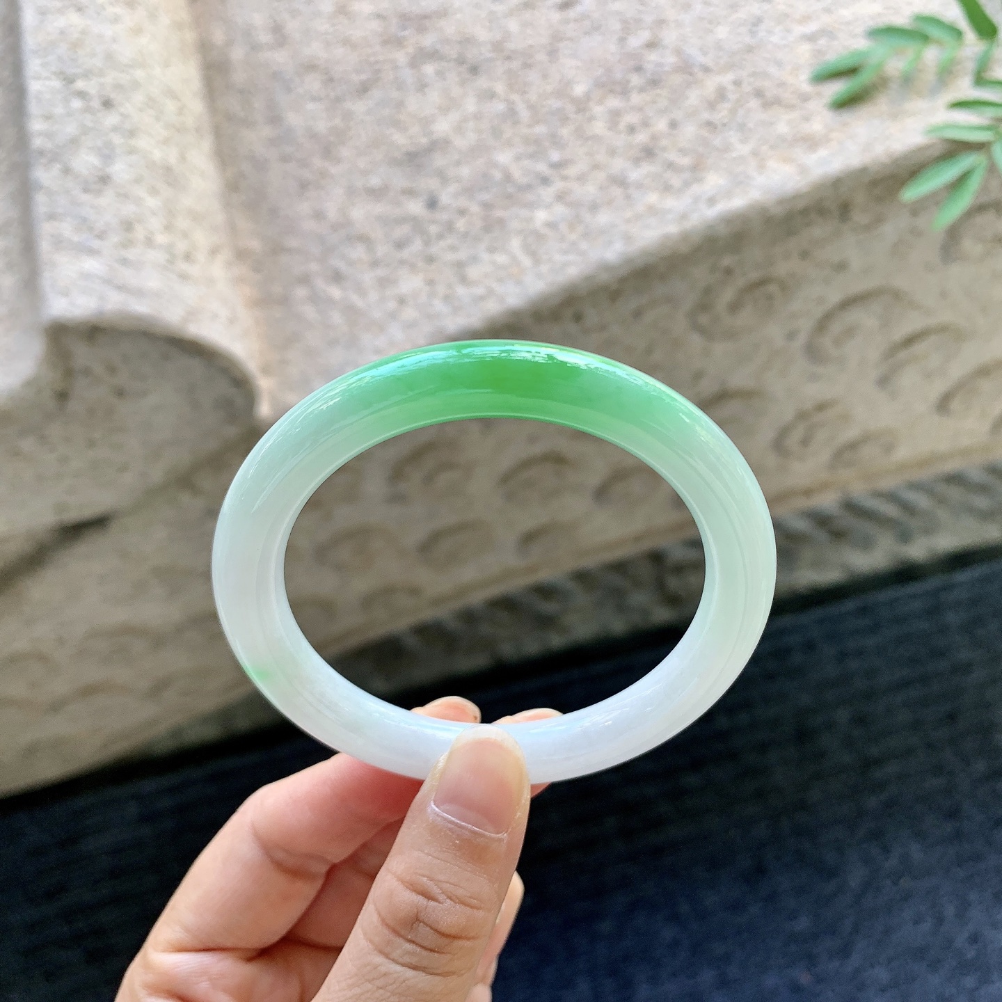 圆条55 56，圈口55.3/9/8.7，编码G9082025，糯冰飘绿，水润，种老，细腻，打灯有纹线