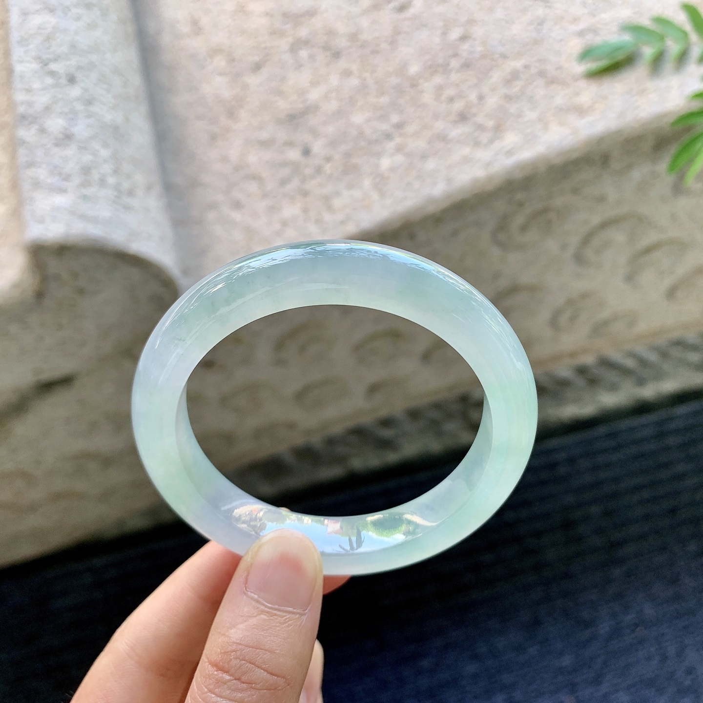 正圈53 54，圈口54.2/11/8.5，编码LH082002，冰糯晴绿，清透，水润，种老，细腻，无裂。