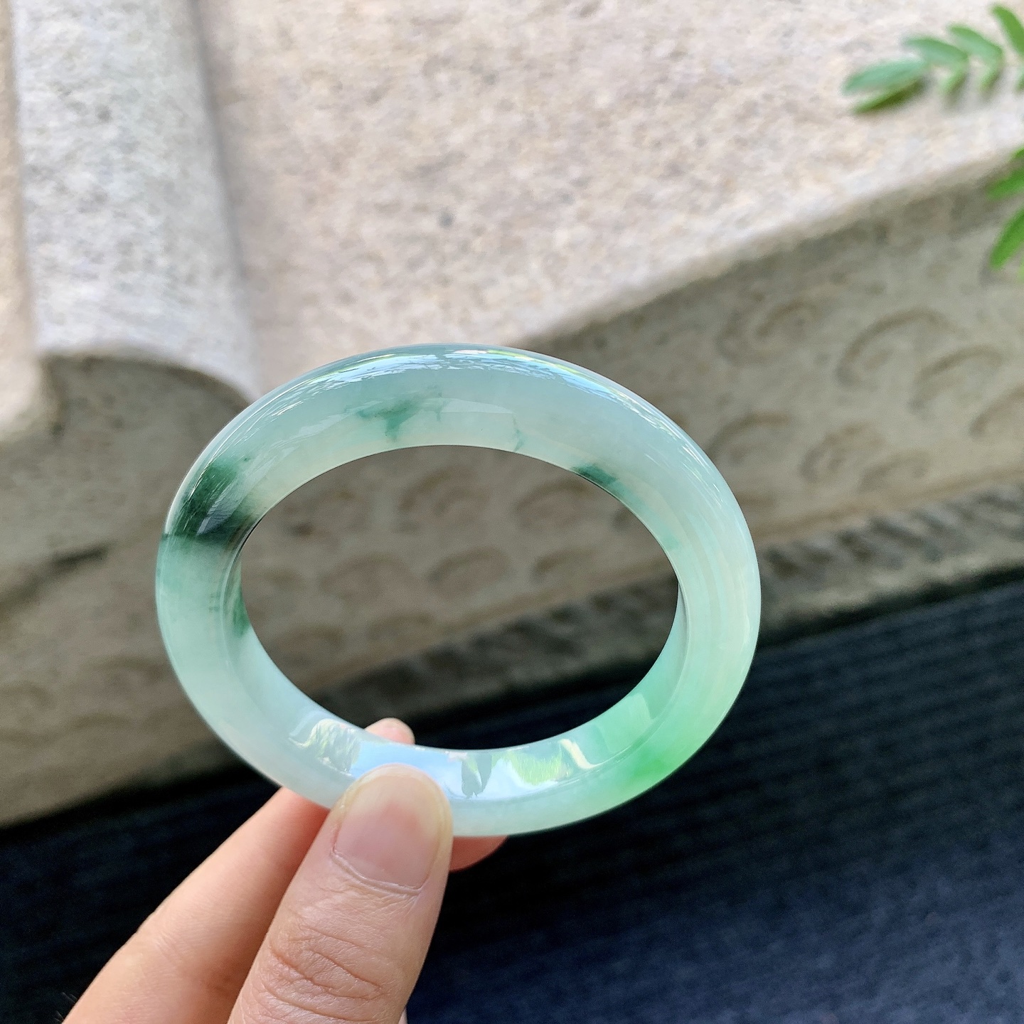 正圈52 53，圈口53.6/10.3/9，编码GF081954，糯冰飘花，飘绿，水润，种老，细腻，无裂。