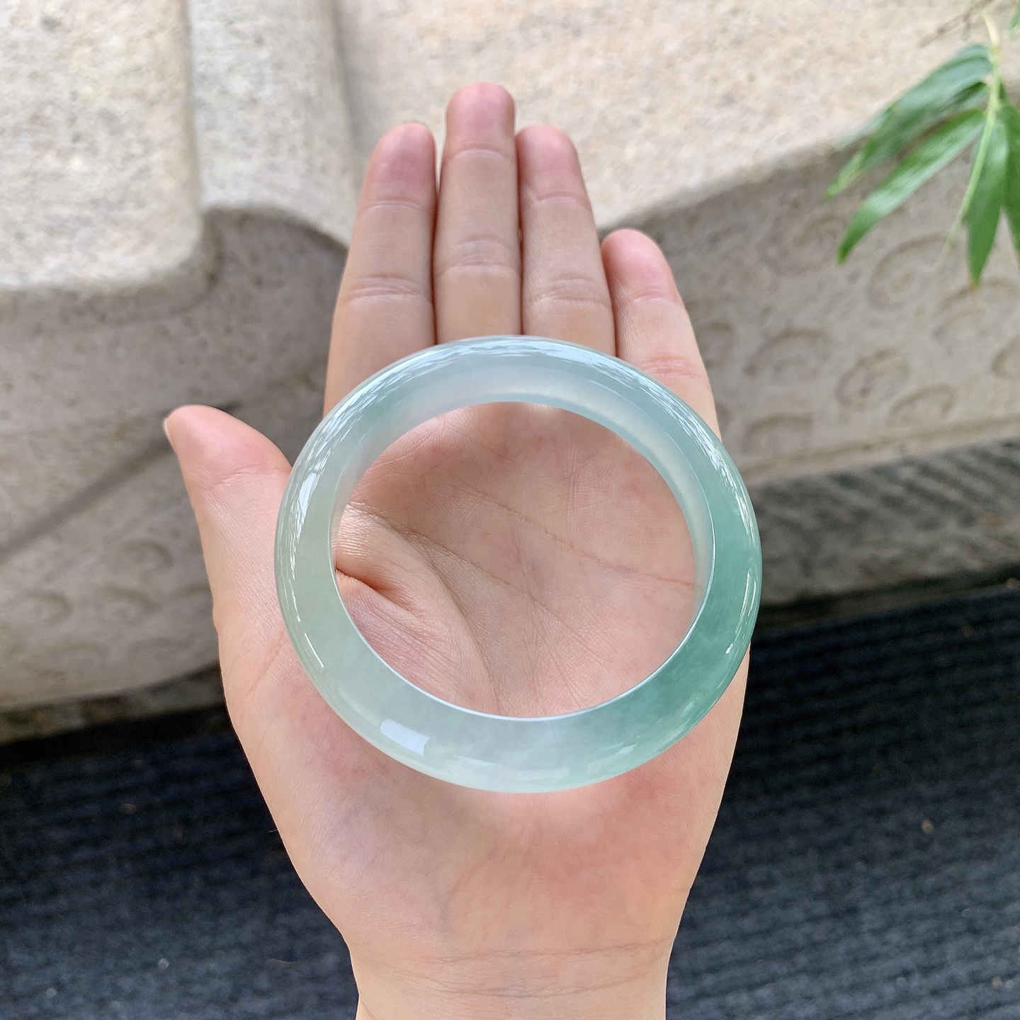 正圈54 55，圈口55.7/11.5/9，编码BA061190，描述冰糯晴蓝，水润，种老，细腻，打灯有棉絮