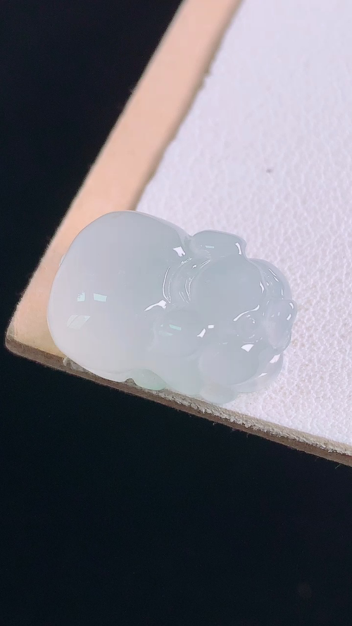 ️冰种小猪，无裂，尺寸:17.7-12.3-8.5mm 18