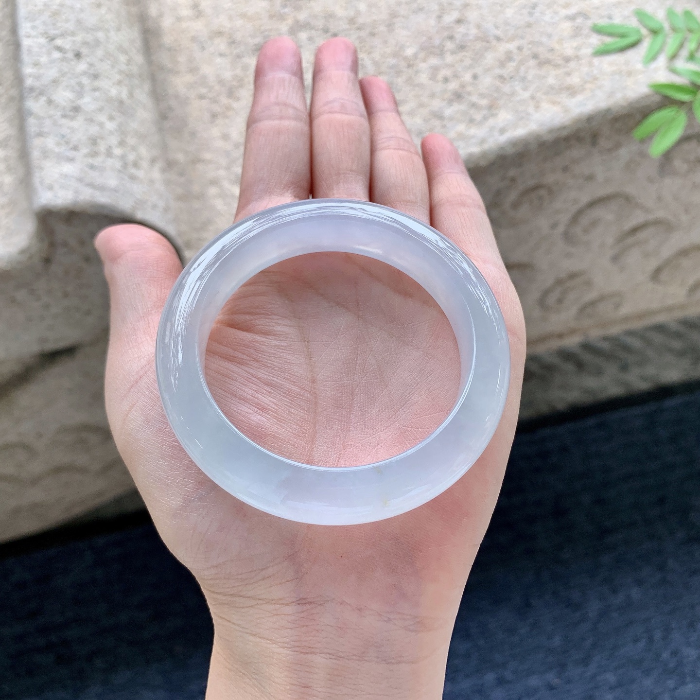 正圈51 52，圈口52.3/12.4/8.8，编码BA081723，冰种，清透，水润，种老，细腻，打灯有棉纹