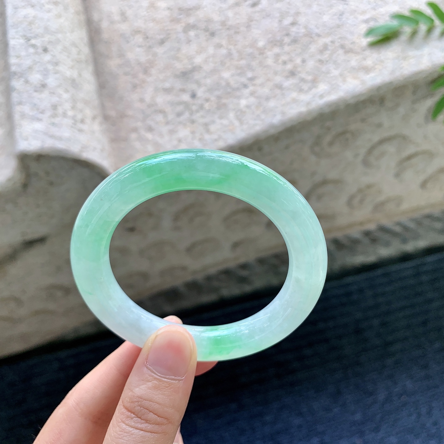 圆条50 51，圈口51.4/10.2/10，编码GF081957，糯冰飘绿，水润，种老，细腻，有纹线。