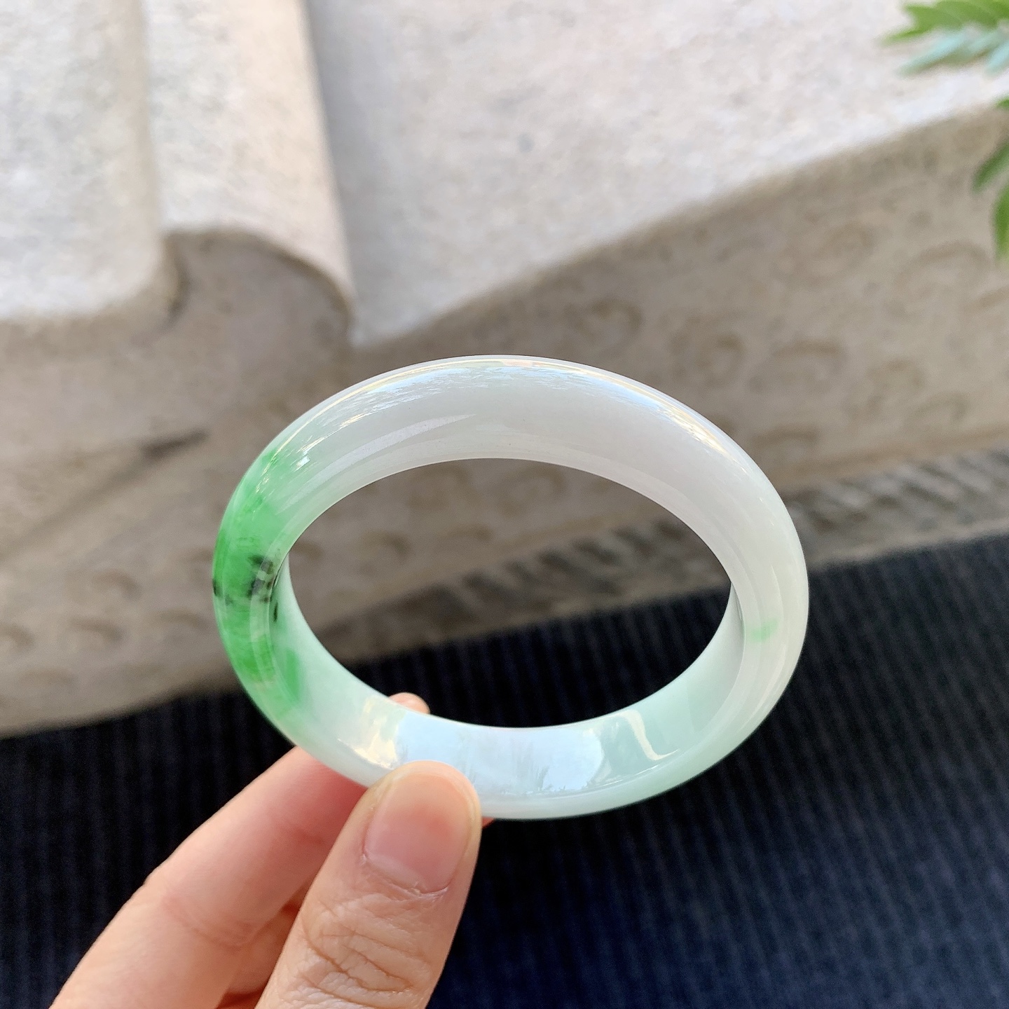 正圈54 55，圈口54.3/12.1/7.7，编码A1081981，描述糯冰飘绿，水润，种老，细腻，打灯有纹线