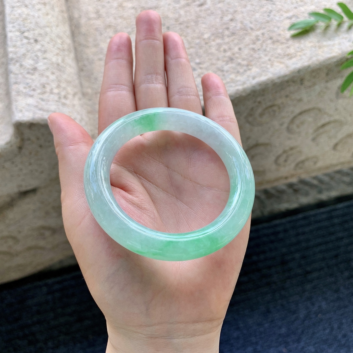 圆条50 51，圈口51.4/10.2/10，编码GF081957，糯冰飘绿，水润，种老，细腻，有纹线。