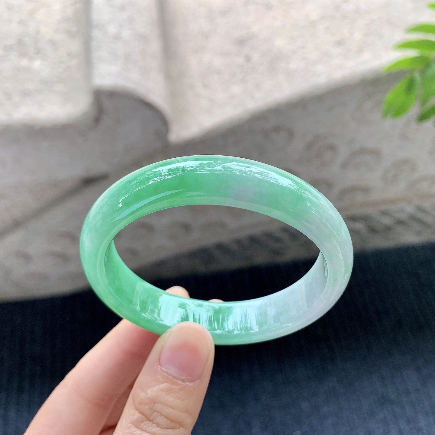 贵妃50 51，圈口53.8/48.7/12.8/7，编码Y052-1，冰飘阳绿，细腻，水润，种老，打灯有细微絮线，无碍