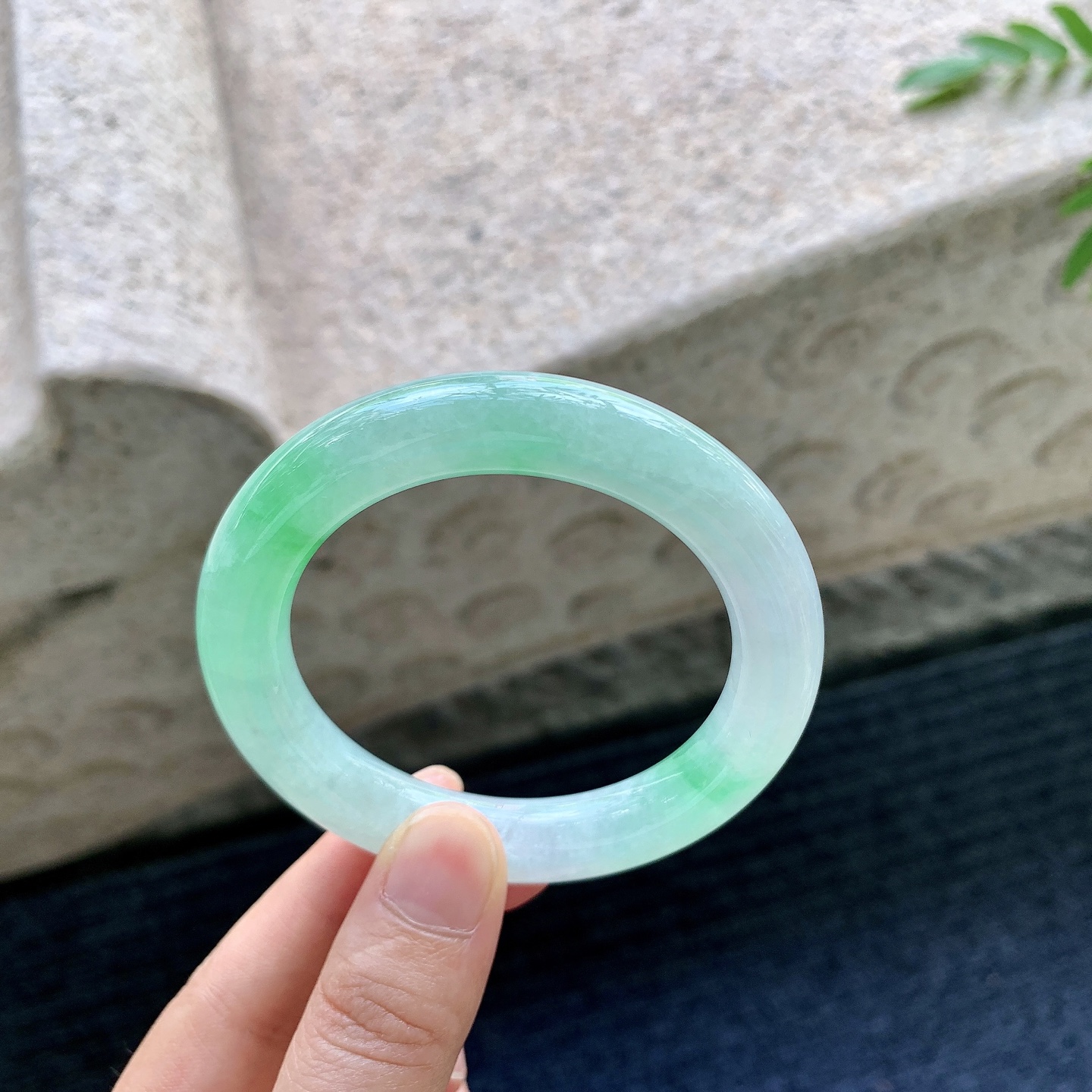 圆条50 51，圈口51.4/10.2/10，编码GF081957，糯冰飘绿，水润，种老，细腻，有纹线。
