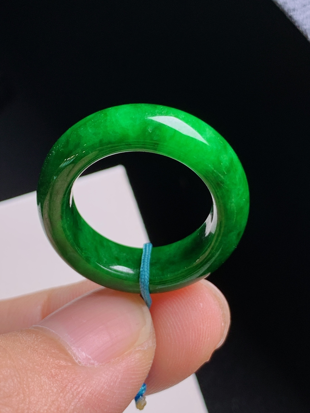 冰辣绿指环，色泽浓郁，水润亮眼，简约大气
