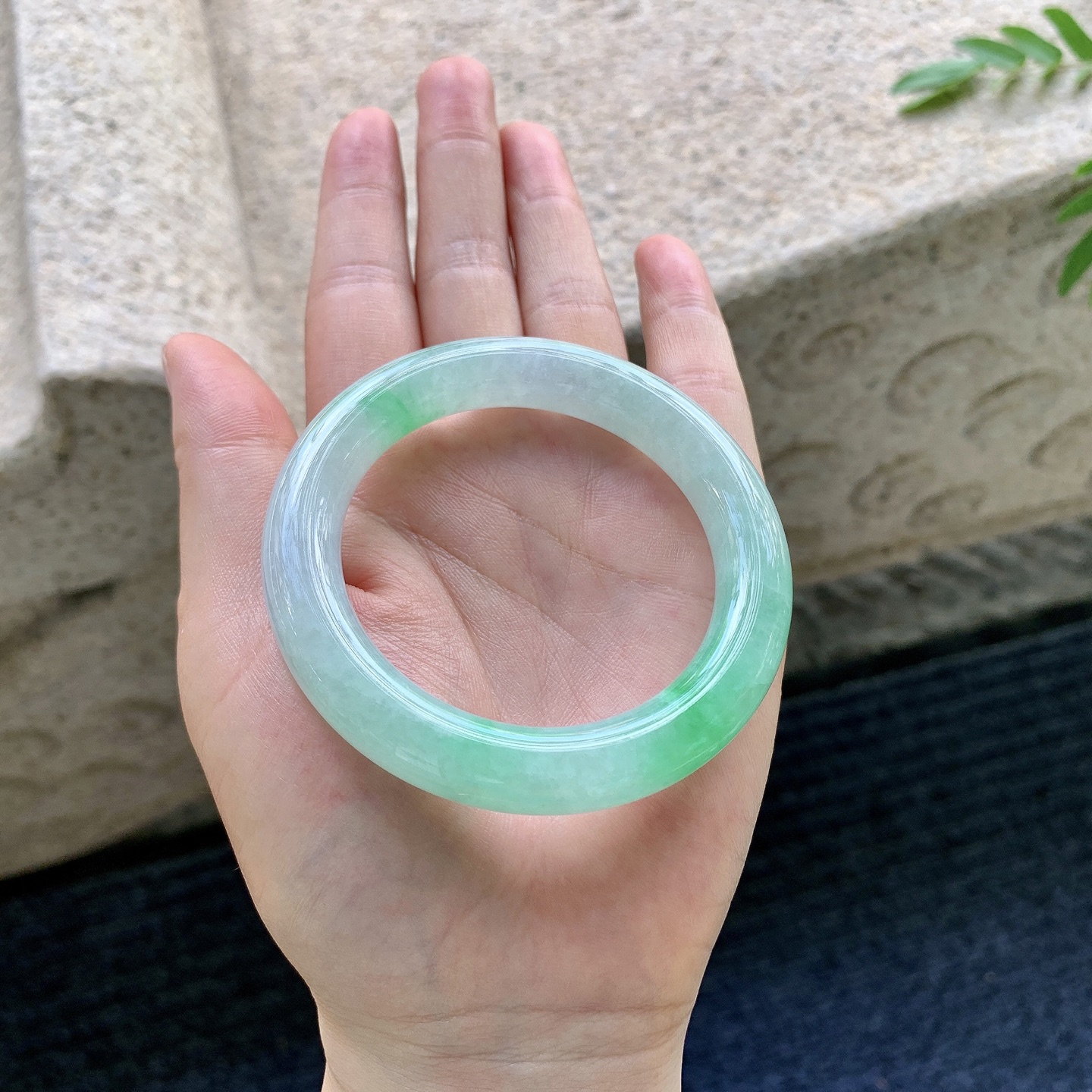 圆条50 51，圈口51.4/10.2/10，编码GF081957，糯冰飘绿，水润，种老，细腻，有纹线。