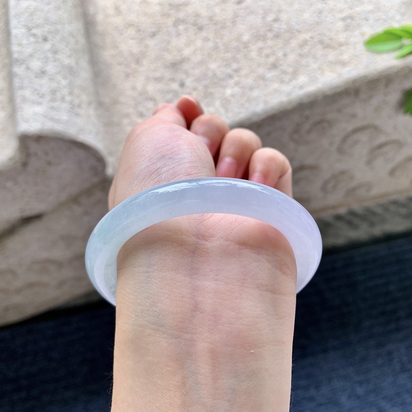 圆条52 53，圈口53.6/9.7/9.6，编码DZ041019，糯冰飘绿，水润，种老，细腻，打灯有棉线