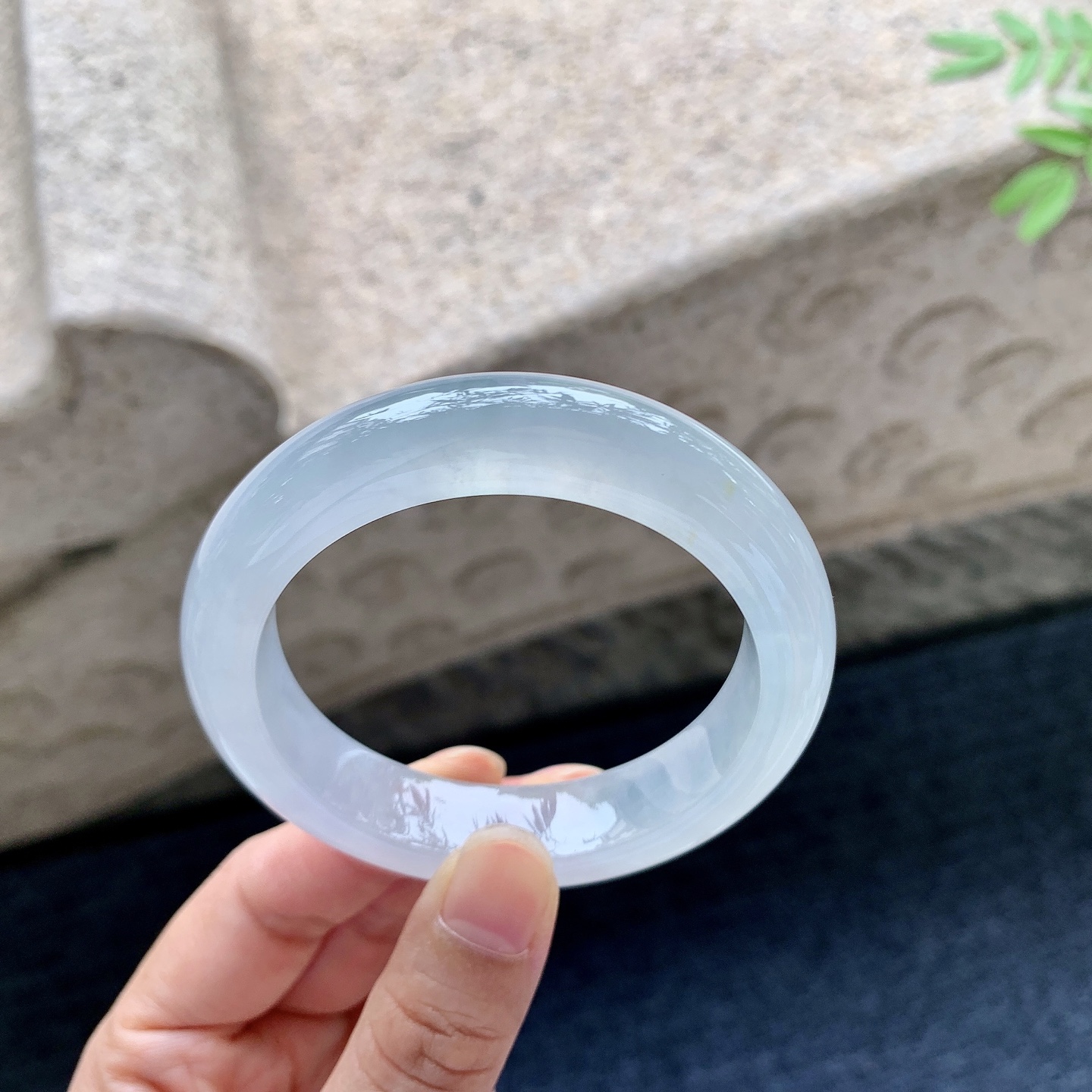 正圈51 52，圈口52.3/12.4/8.8，编码BA081723，冰种，清透，水润，种老，细腻，打灯有棉纹