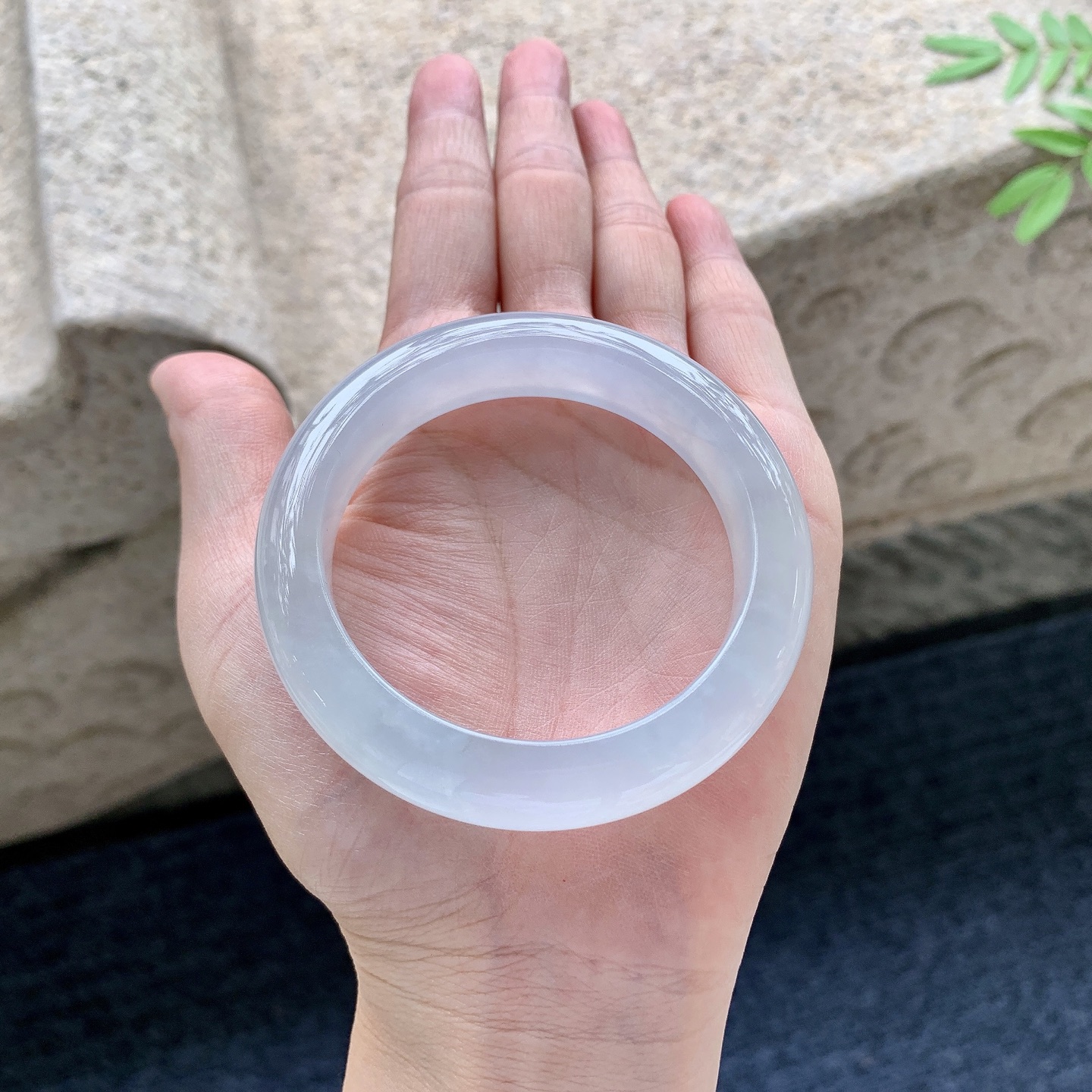 正圈51 52，圈口52.3/12.4/8.8，编码BA081723，冰种，清透，水润，种老，细腻，打灯有棉纹