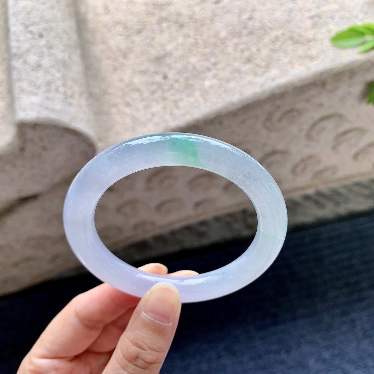 圆条52 53，圈口53.6/9.7/9.6，编码DZ041019，糯冰飘绿，水润，种老，细腻，打灯有棉线