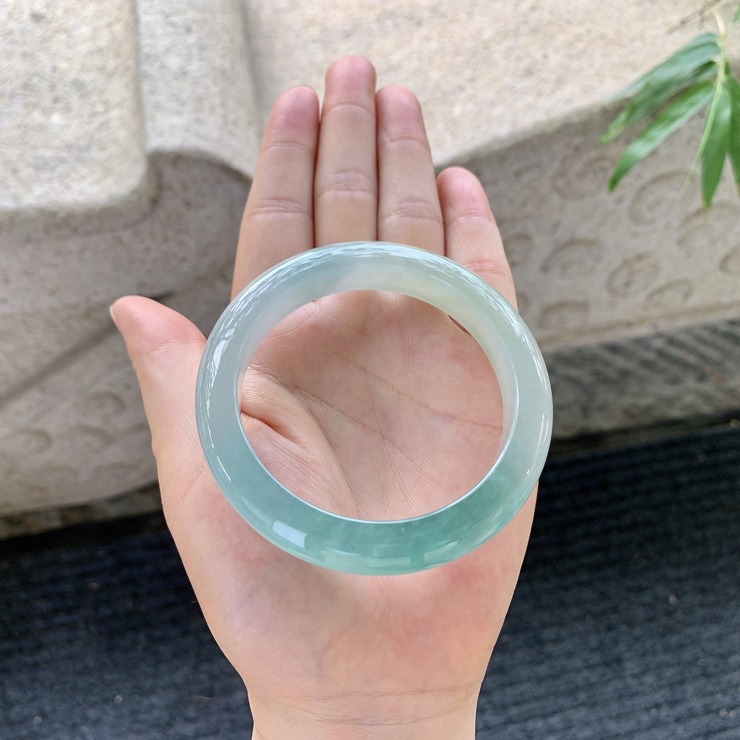 正圈54 55，圈口55.7/11.5/9，编码BA061190，描述冰糯晴蓝，水润，种老，细腻，打灯有棉絮