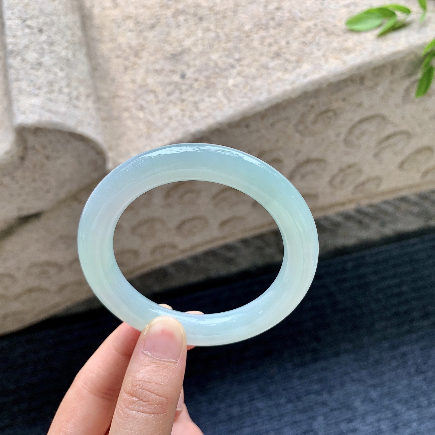 圆条53 54，圈口54.9/10/10.4，编码DW081910，描述晴绿，水润，种老，细腻，无裂。