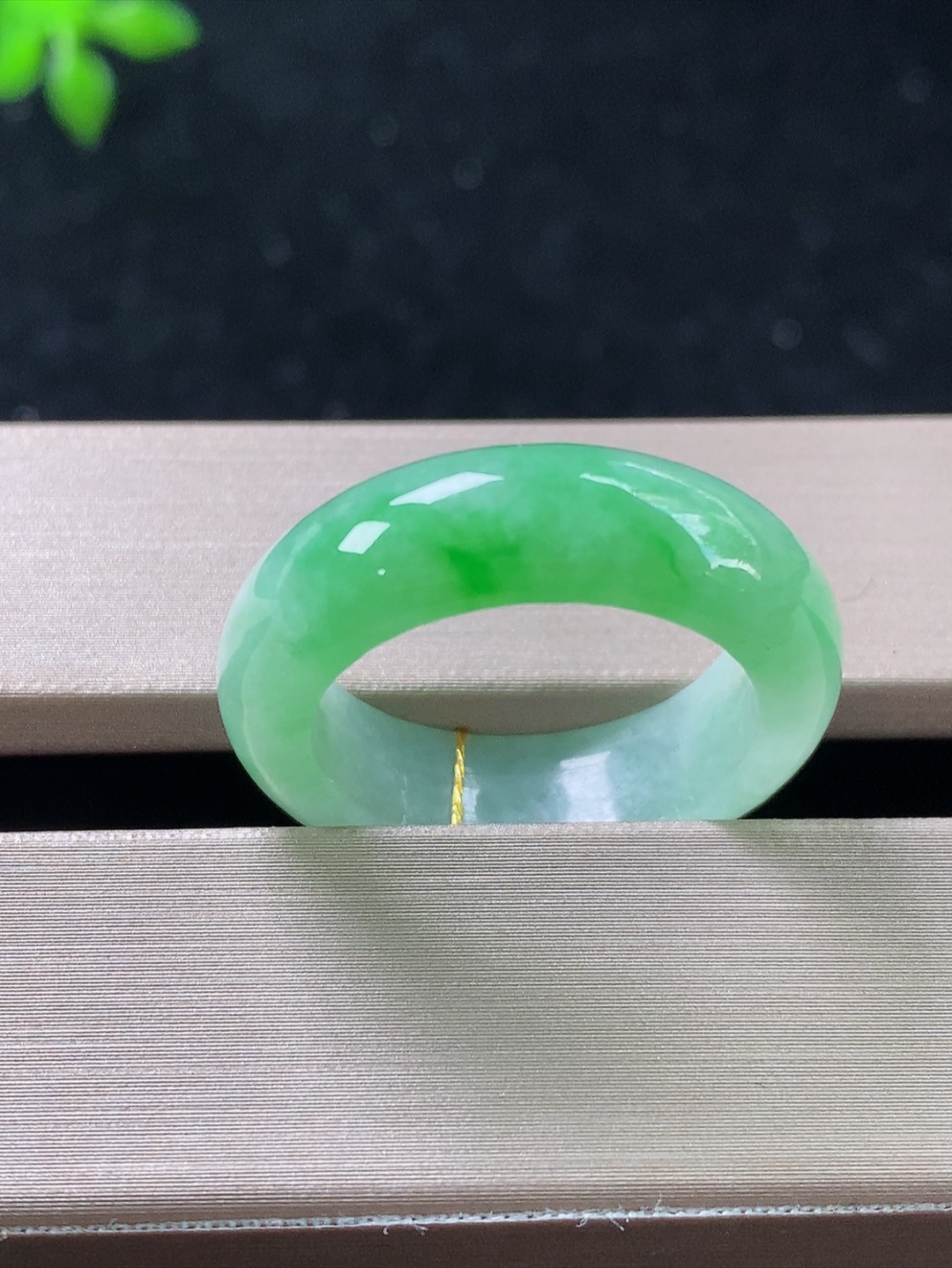 飘绿戒指，无裂，内径尺寸17.8-6.4-3.6mm,16号手寸，820lssk