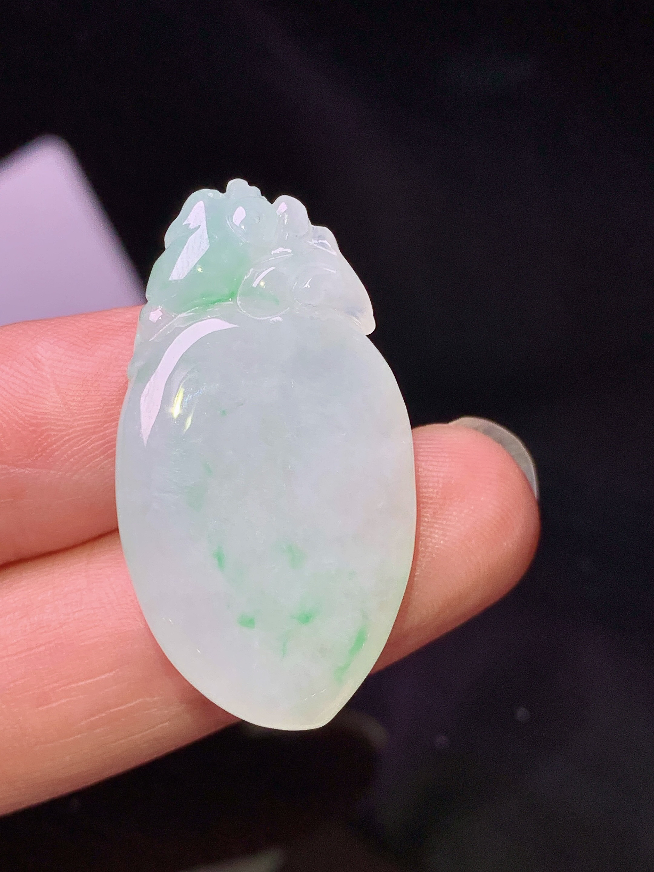 飘绿福瓜吊坠 玉质细腻 色泽艳丽清新 水润亮眼 整体尺寸33.3*17.8*6.5 z1