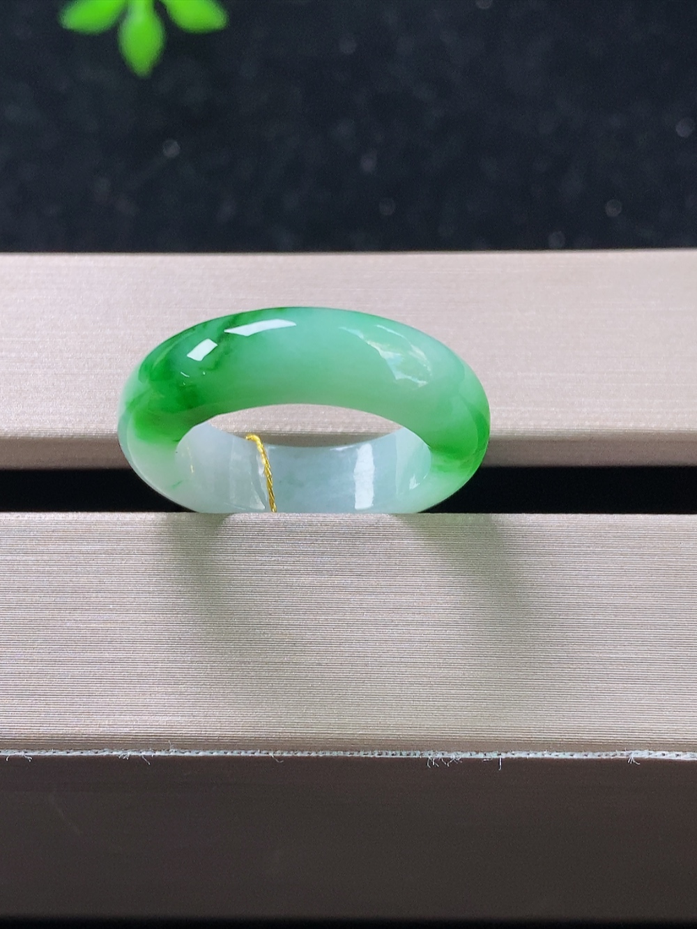 飘辣绿戒指，无裂，内径尺寸16.2-5.8-3.7mm,11号手寸，820lssk