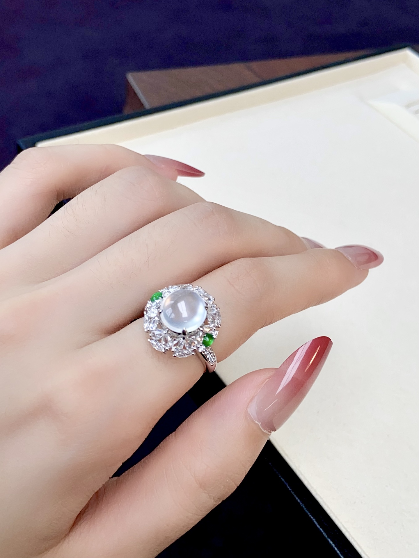 冰种蛋面戒指，晶莹剔透的美，钻石围镶熠熠生辉，基本满足我想要的一切，指间的白月光：16.5-16.1