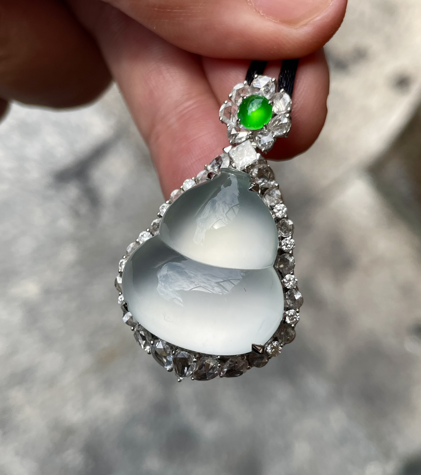 【玻璃种葫芦吊坠】老料天空蓝，起荧光，冰胶感浓郁，底色澄澈纯净，蓝调淡雅，净度佳，收藏级别。18k金钻豪华镶嵌，裸石尺寸22.6*20.2*7.3毫米