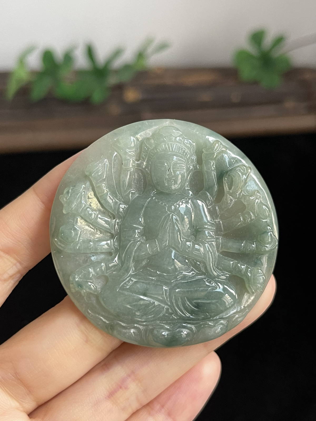 翡翠糯化种淡绿色吊坠