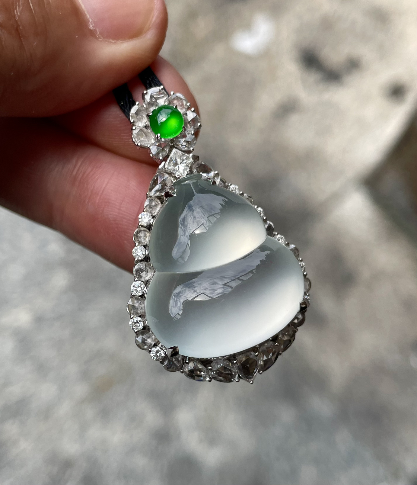 【玻璃种葫芦吊坠】老料天空蓝，起荧光，冰胶感浓郁，底色澄澈纯净，蓝调淡雅，净度佳，收藏级别。18k金