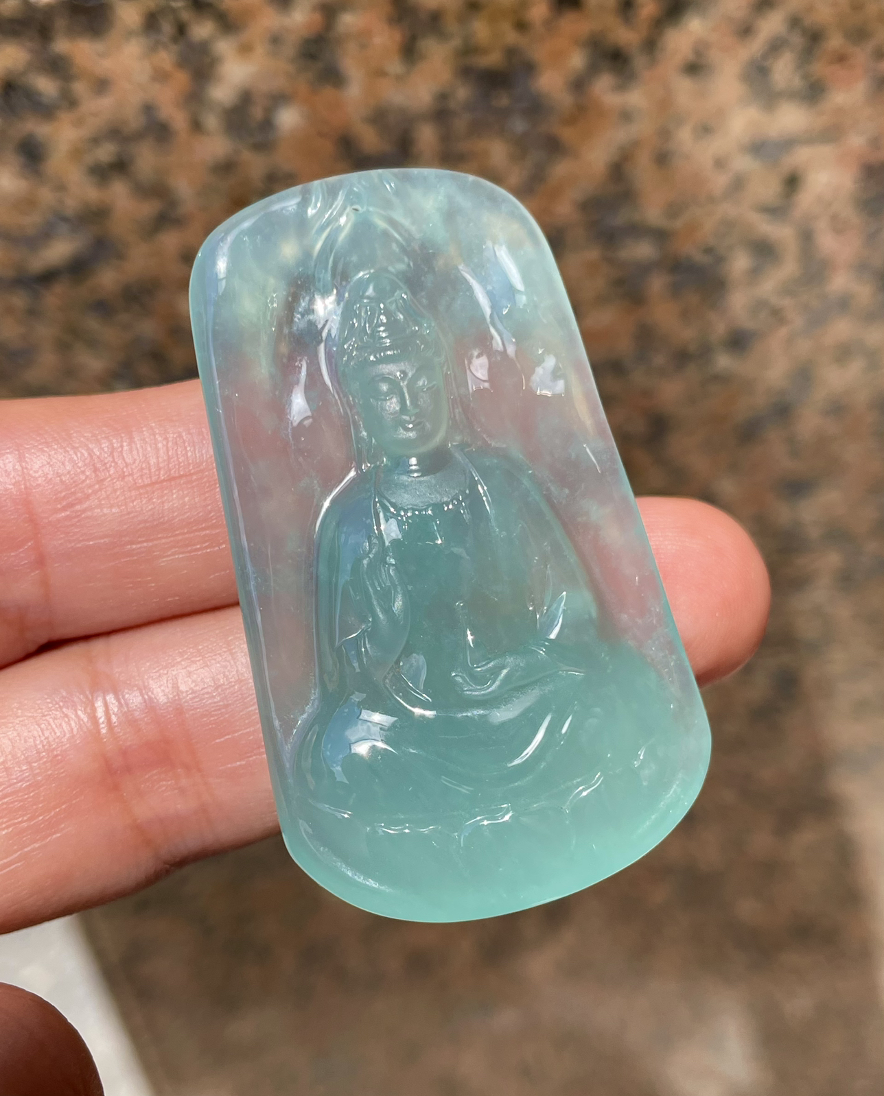 【冰种天空蓝观音首吊坠】料子通透闪亮，质地致密，种老起强胶感，人物面部开脸生动，雕刻很精细，表情端庄祥和。