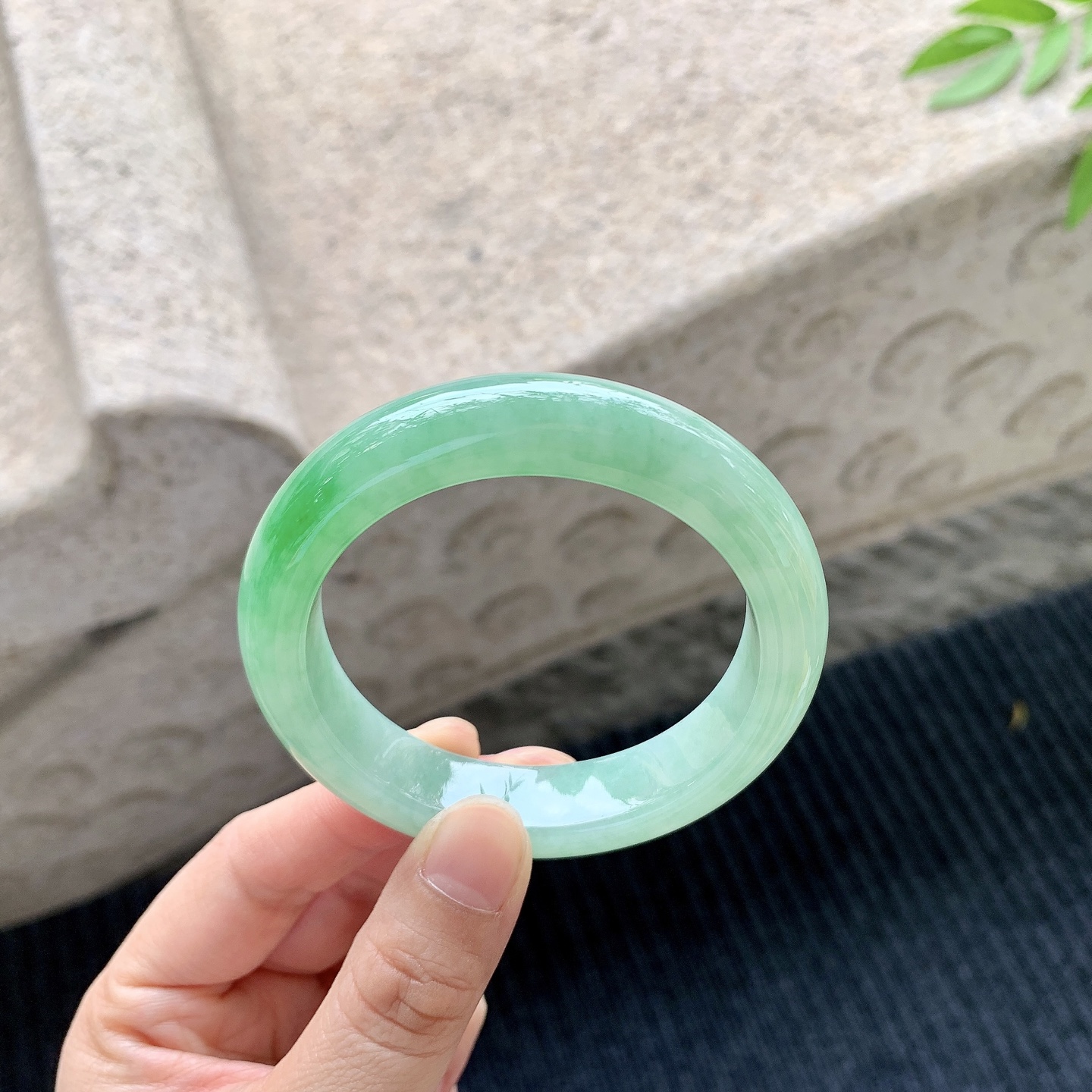 正圈51 52，圈口52.5/12.5/9，编码A1071410，描述细糯飘绿，水润，种老，细腻，无裂。