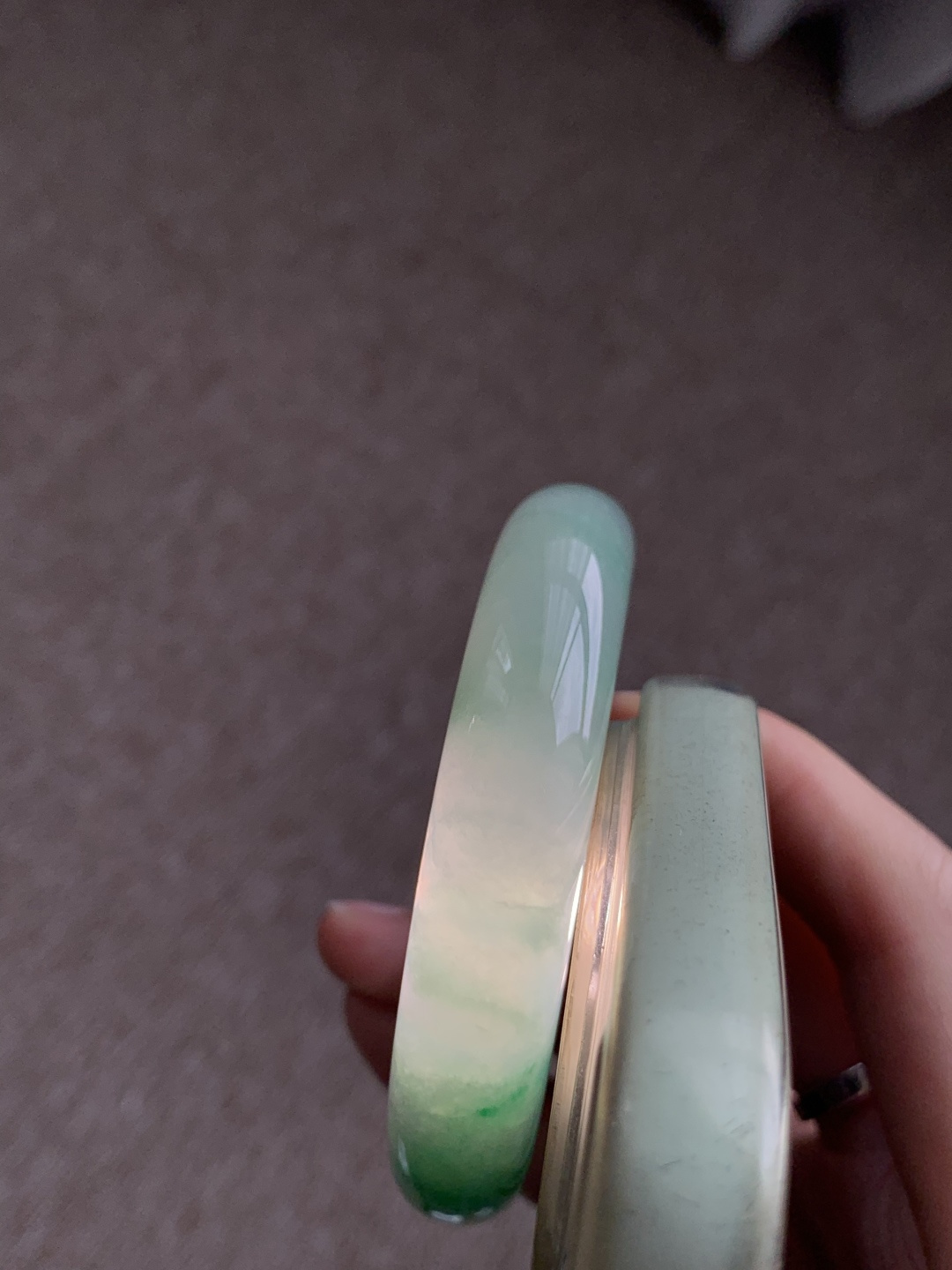 正圈55 56，圈口56.4/13/8.8，编码W6080933，描述冰糯辣绿，水润，种老，细腻，打灯有棉线