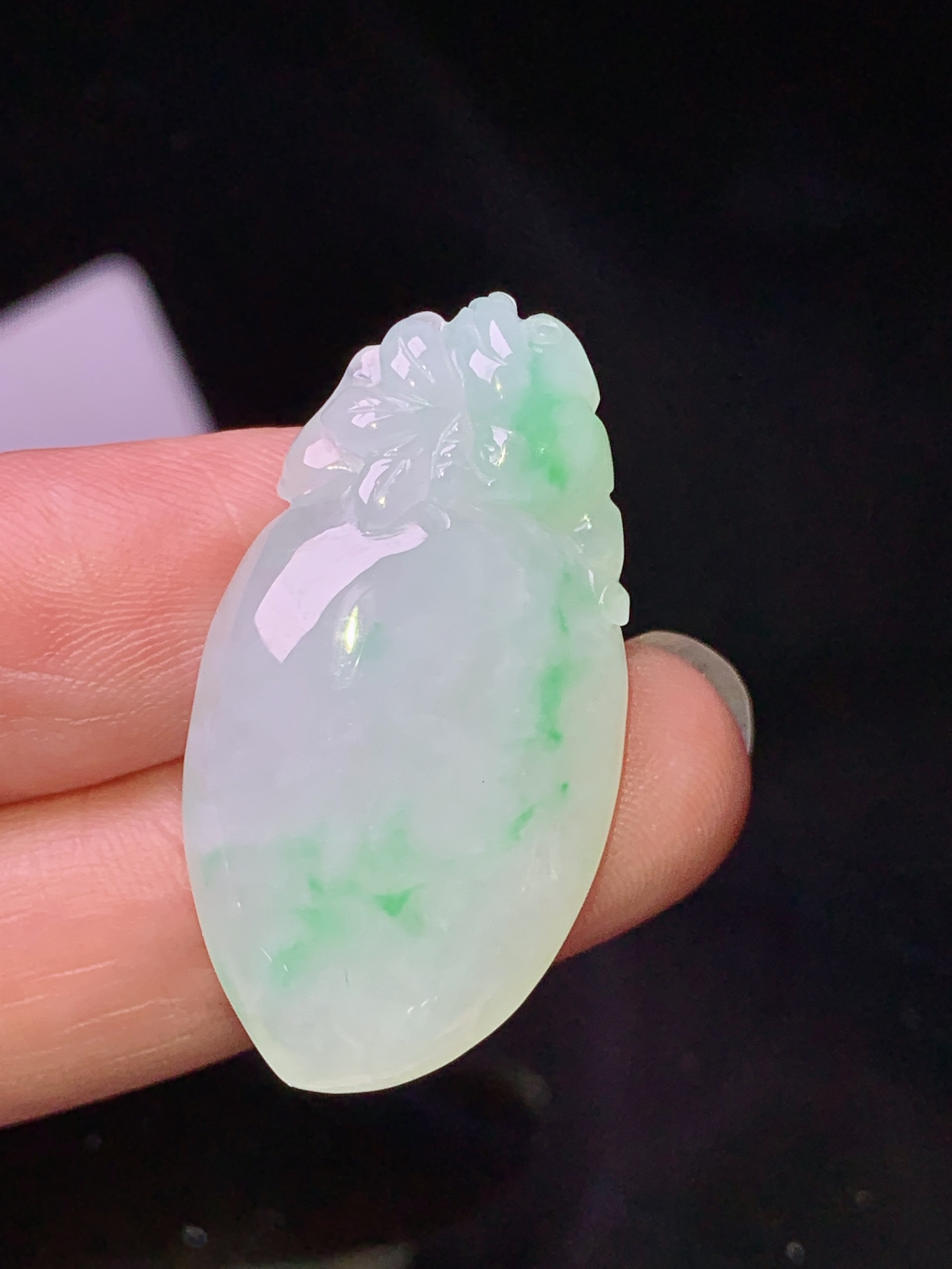 飘绿福瓜吊坠 玉质细腻 色泽艳丽清新 水润亮眼 整体尺寸33.3*17.8*6.5 z1