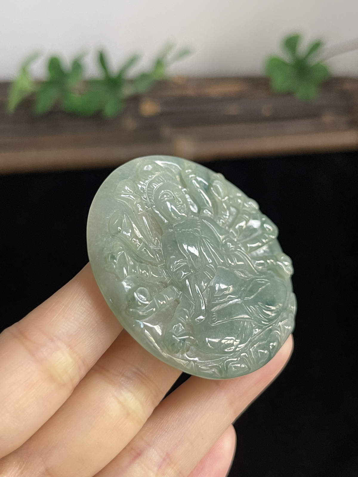 翡翠糯化种淡绿色吊坠