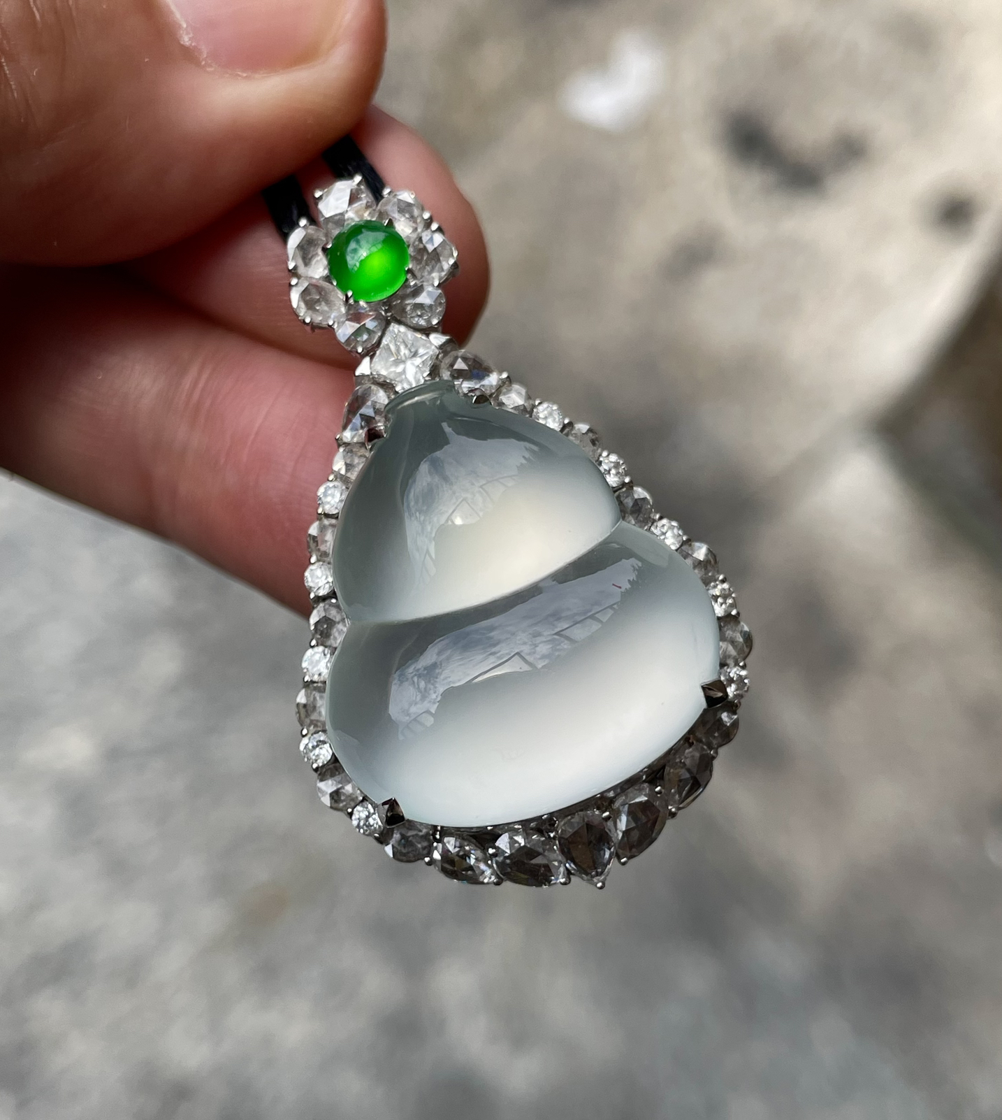 【玻璃种葫芦吊坠】老料天空蓝，起荧光，冰胶感浓郁，底色澄澈纯净，蓝调淡雅，净度佳，收藏级别。18k金钻豪华镶嵌，裸石尺寸22.6*20.2*7.3毫米