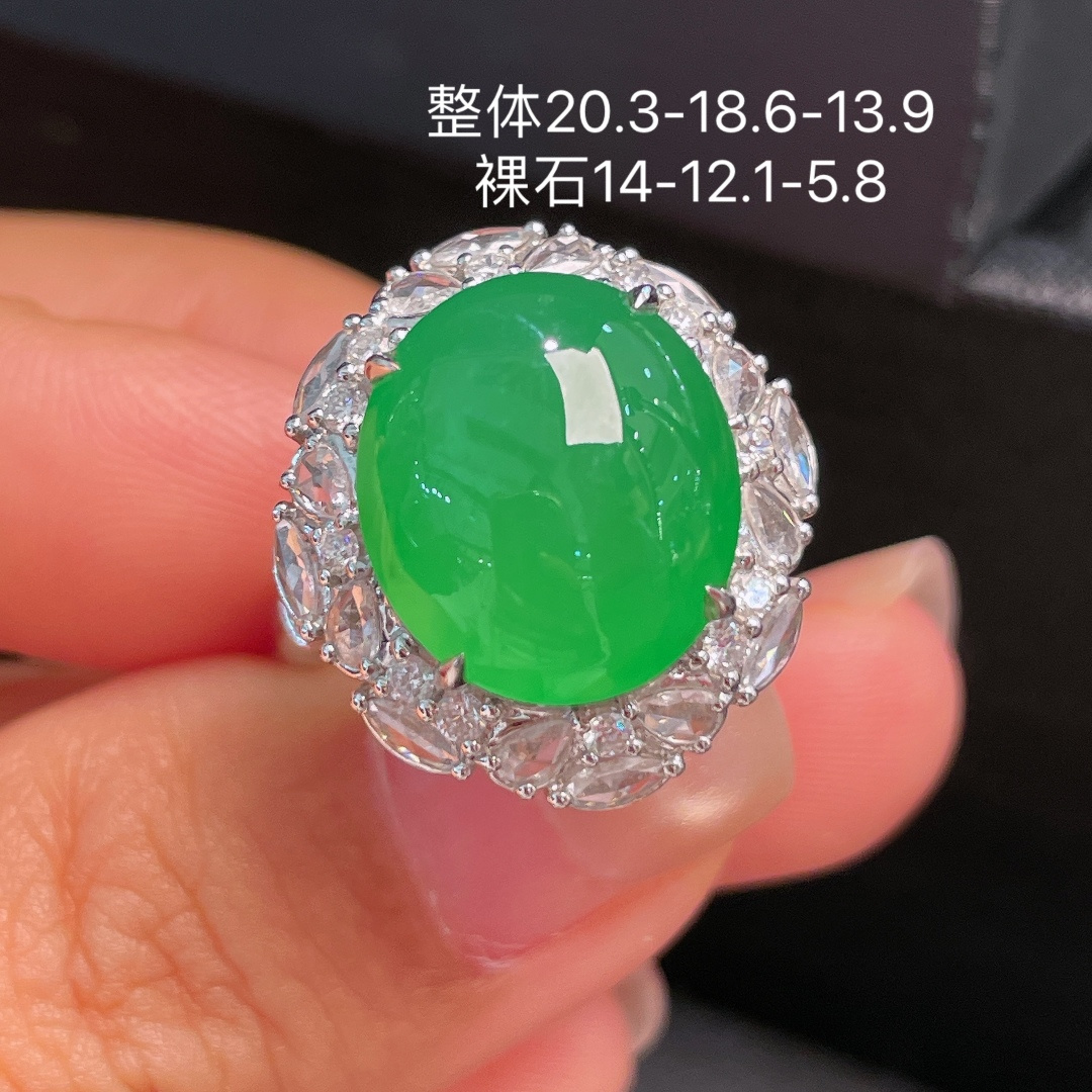 ️缅甸翡翠A货 蛋面戒指，阳绿满色，料子冰润细腻，种老起光，18k金镶真钻，上身佩戴效果很好，尺
