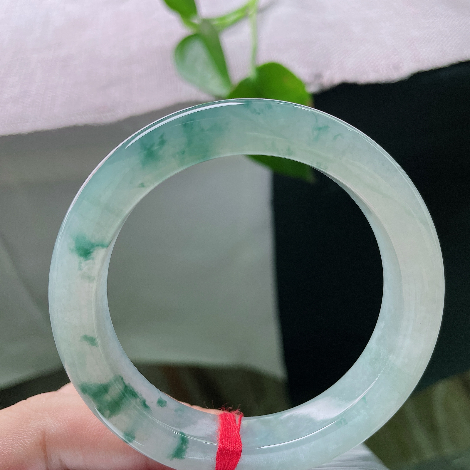 56.5/12.4/9.8，冰飘花正圈，完美，冰底莹润起胶。浓淡相宜的蓝飘花随性晕染于镯身，似远山流墨，意境悠远灵动ss56146a