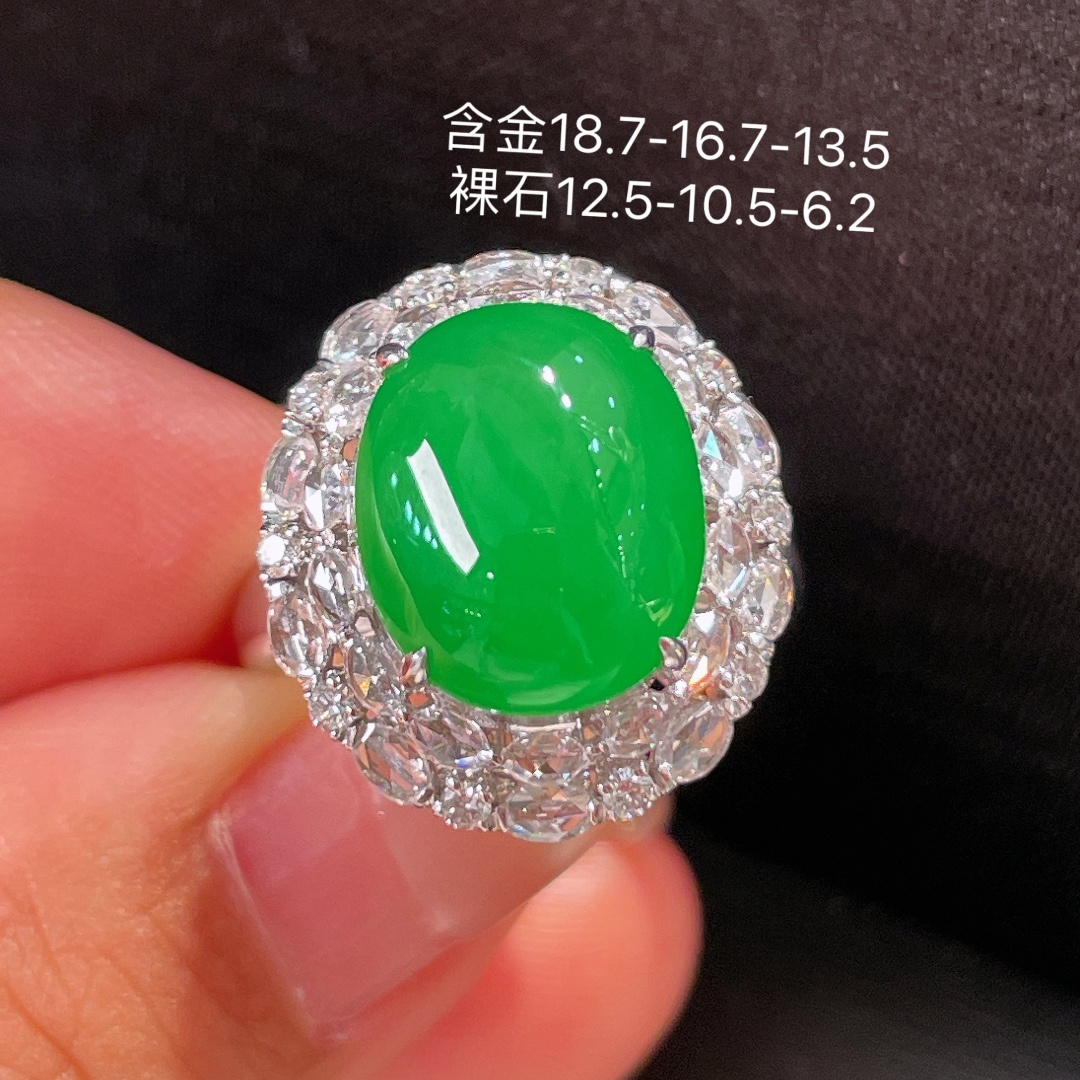 ️缅甸翡翠A货 蛋面戒指，阳绿满色，料子冰润细腻，种老起光，18k金镶真钻，上身佩戴效果很好，尺