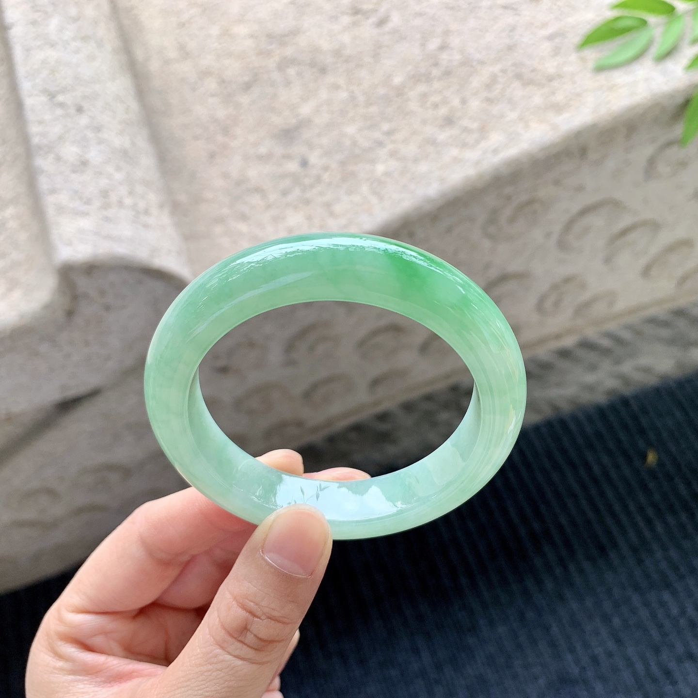正圈51 52，圈口52.5/12.5/9，编码A1071410，描述细糯飘绿，水润，种老，细腻，无裂。