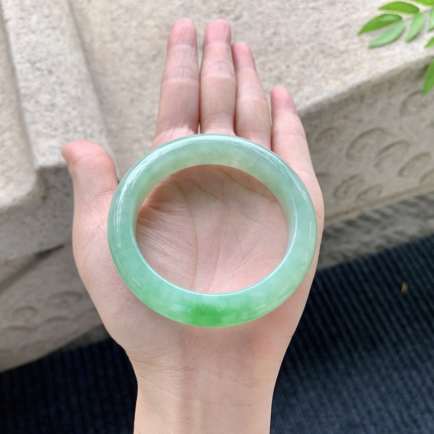正圈51 52，圈口52.5/12.5/9，编码A1071410，描述细糯飘绿，水润，种老，细腻，无