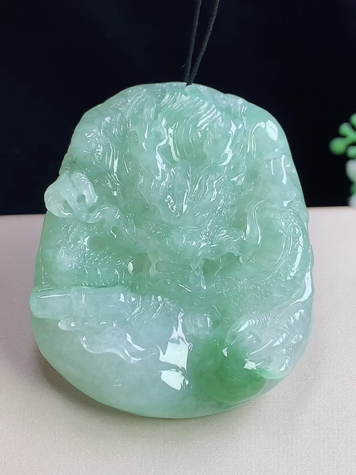 飘绿生肖龙牌，无裂，尺寸53.4-43.5-11.5mm，D20hwa