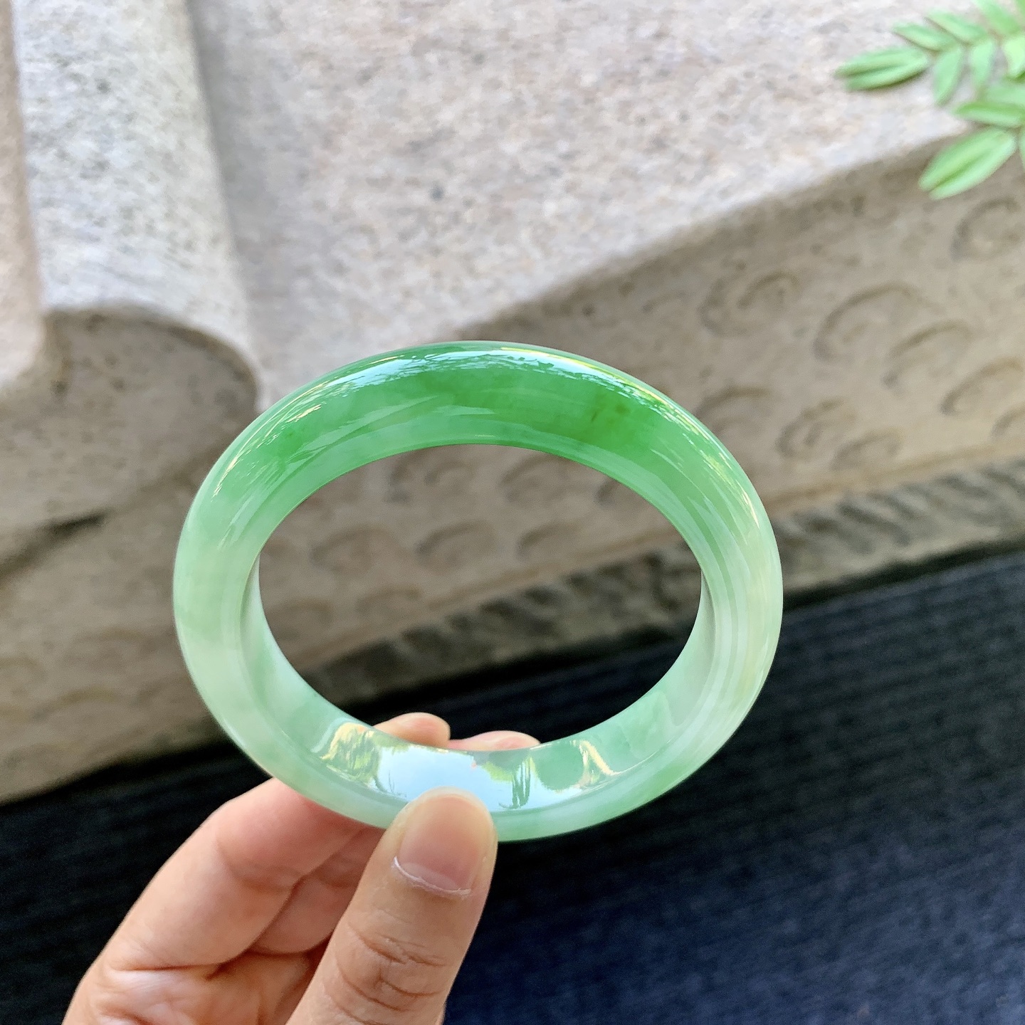 正圈57 58，圈口58.3/12.8/9.4，编码A1081073，描述冰糯飘绿、水润，种老，细腻，无裂