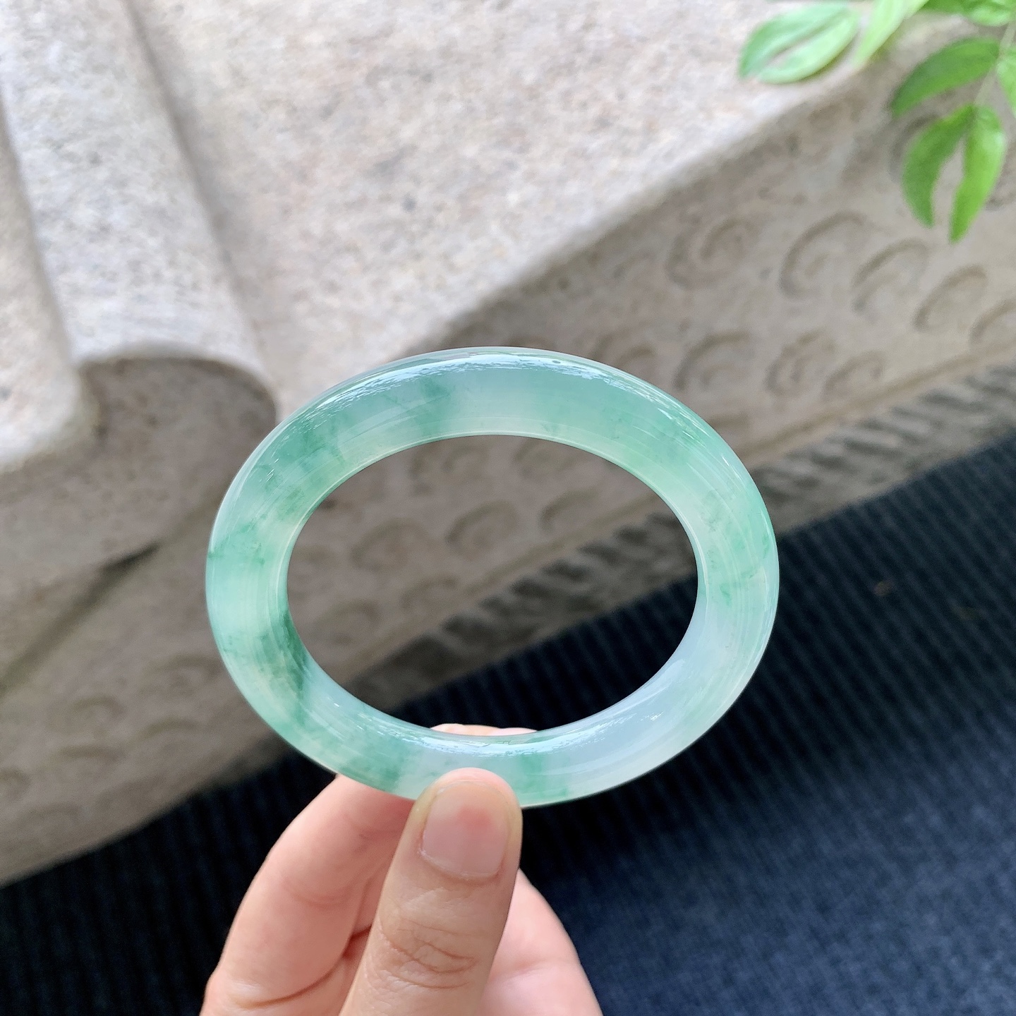 圆条54 55，圈口55.8/10.6/10.2，编码A1071402，描述冰糯飘绿花，水润，种老，细腻，无裂。