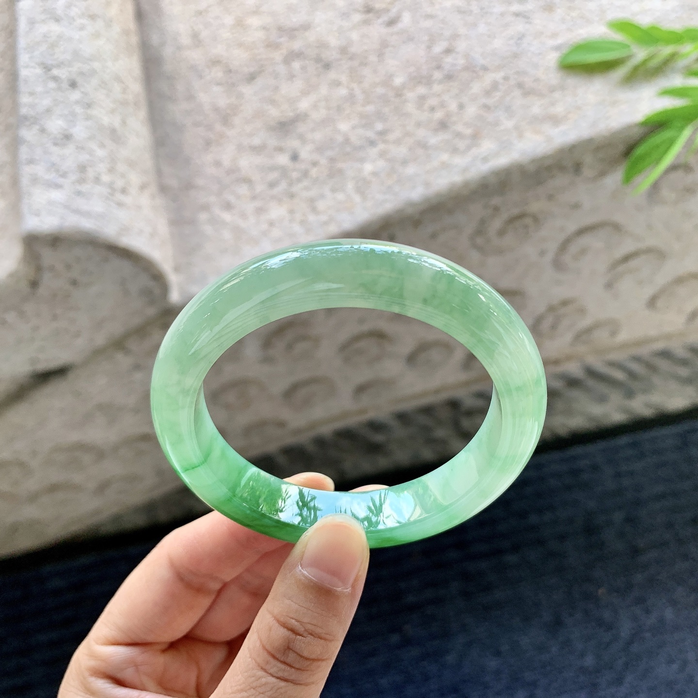 正圈53 54，圈口54.5/11.8/9，编码A1080960，描述冰糯飘辣绿，水润，种老，细腻，无裂。