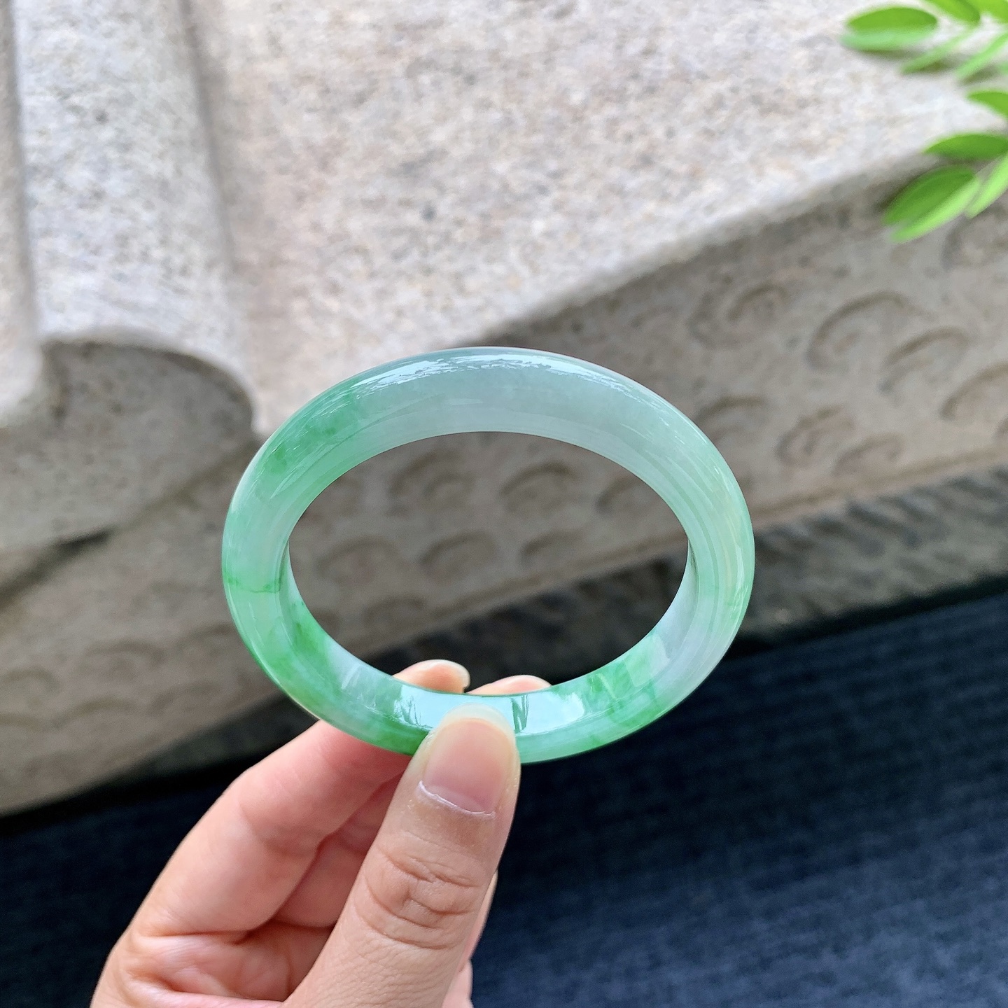 正圈51 52，圈口52.8/9.7/8，编码HD080650，描述细糯飘辣绿，水润，种老，细腻，打灯有棉线