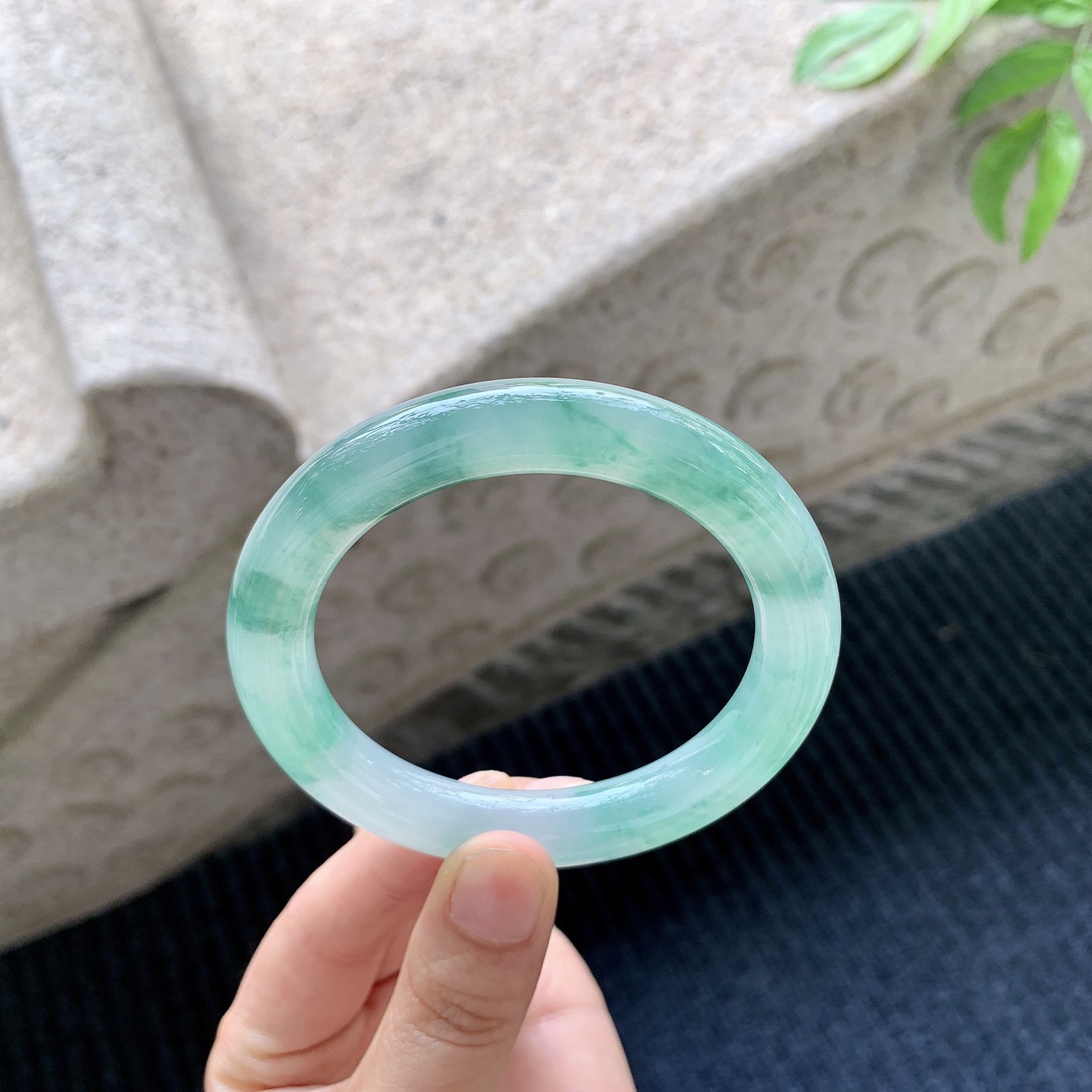 圆条54 55，圈口55.8/10.6/10.2，编码A1071402，描述冰糯飘绿花，水润，种老，细腻，无裂。