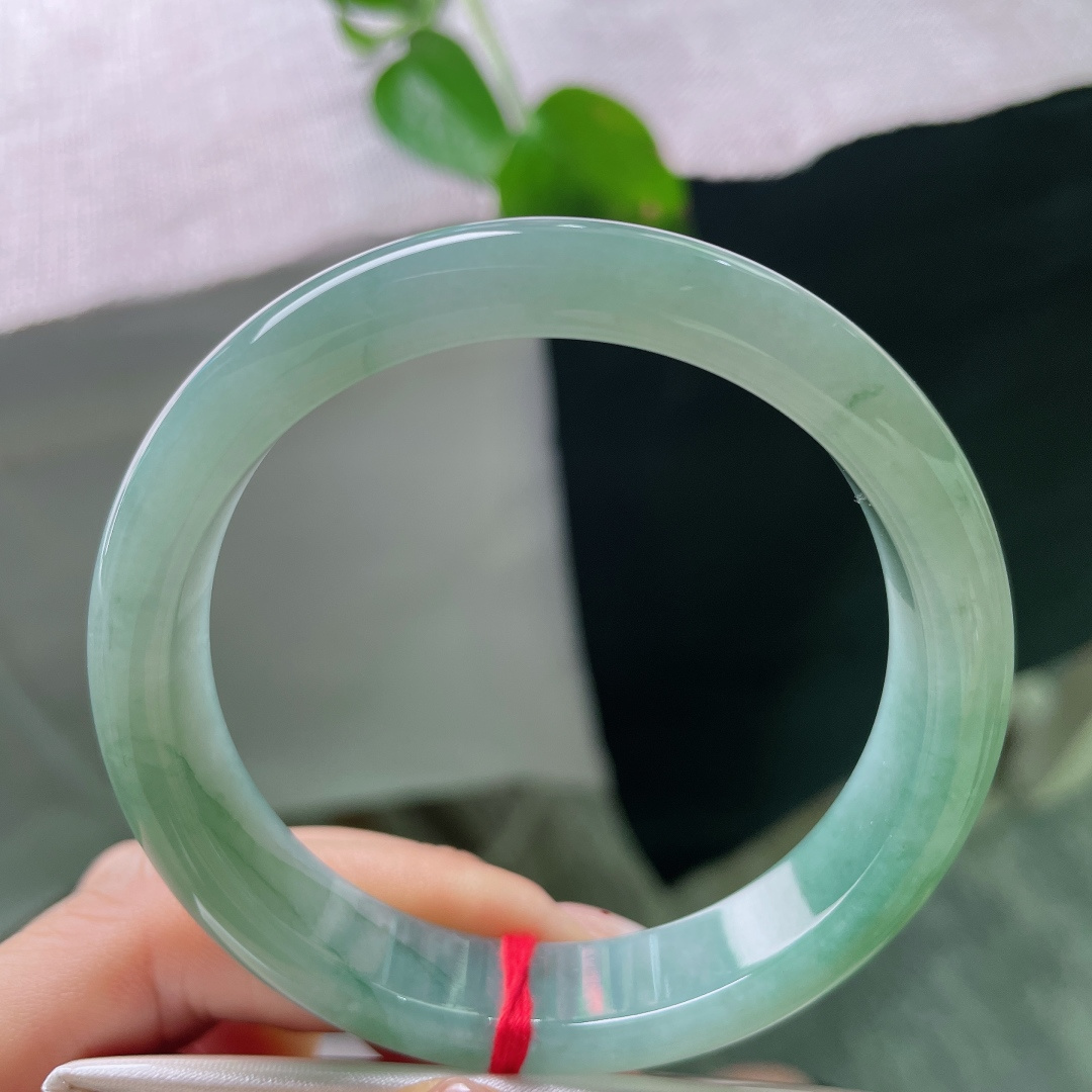 油绿正圈，无裂，风格沉静温婉，不张扬不俗气，老少佩戴都很得体。ss56476a