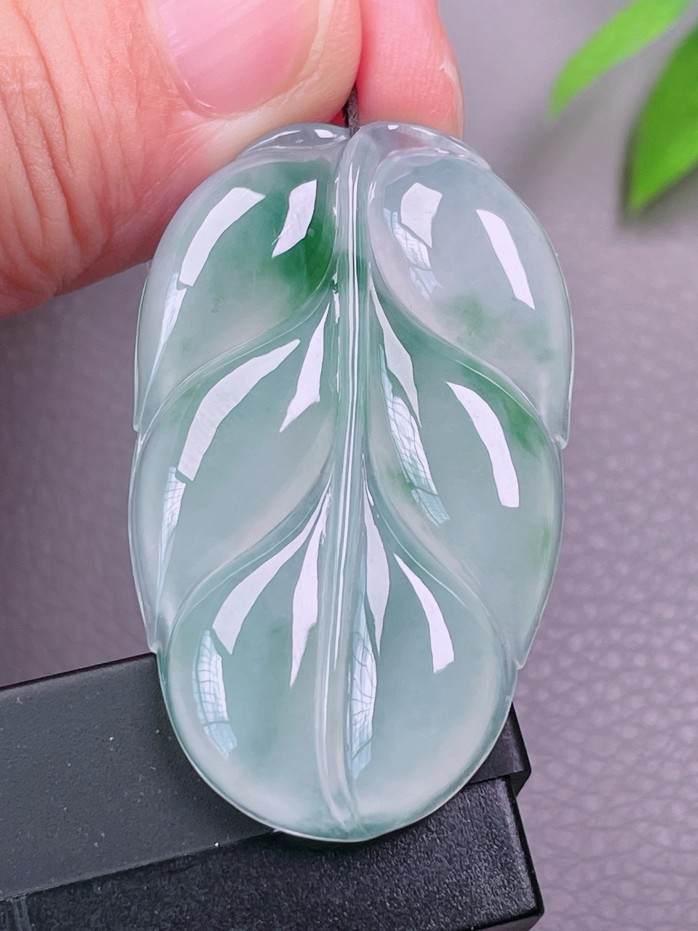 高冰种飘花叶子，无裂，水润油洁，金枝玉叶，起荧光，尺寸：47.7-28.5-5.4